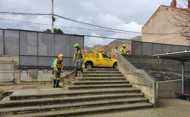 Labores de desinfección en el exterior de la residencia de ancianos de Cervera