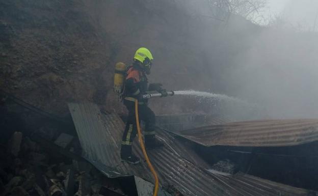 Calcinada una nave agrícola en Matute