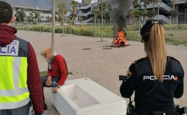 La Policía Nacional evita que un hombre en silla de ruedas se prenda fuego en Estepona