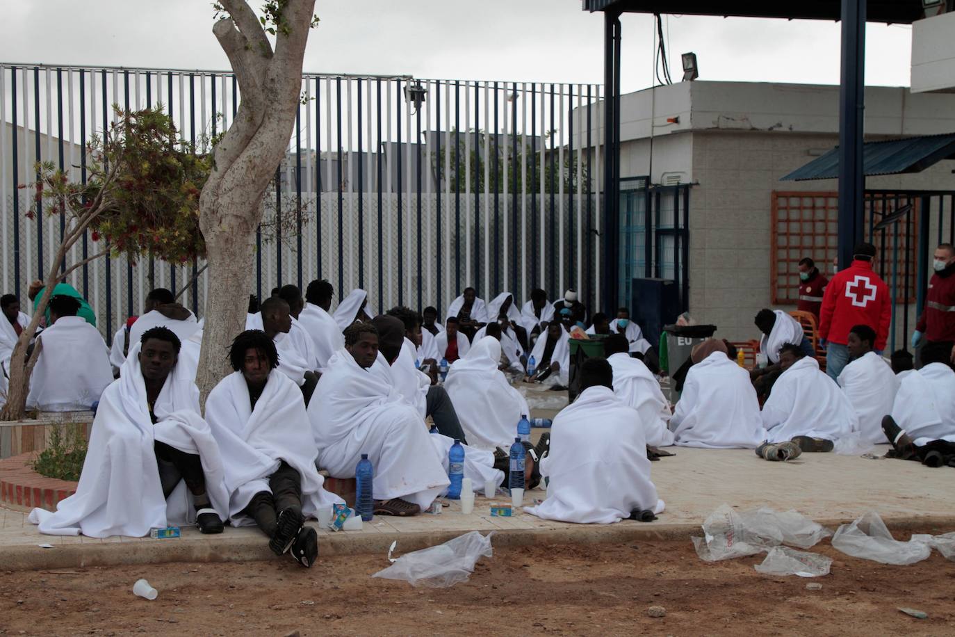 Unos 50 inmigrantes entran en Melilla tras un salto masivo y violento a la valla