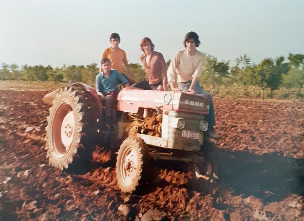 La Retina: jóvenes de Alcanadre en su tractor