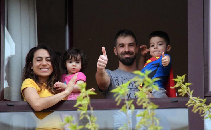 Las ventanas y balcones se llenan de aplausos, también en Jueves Santo