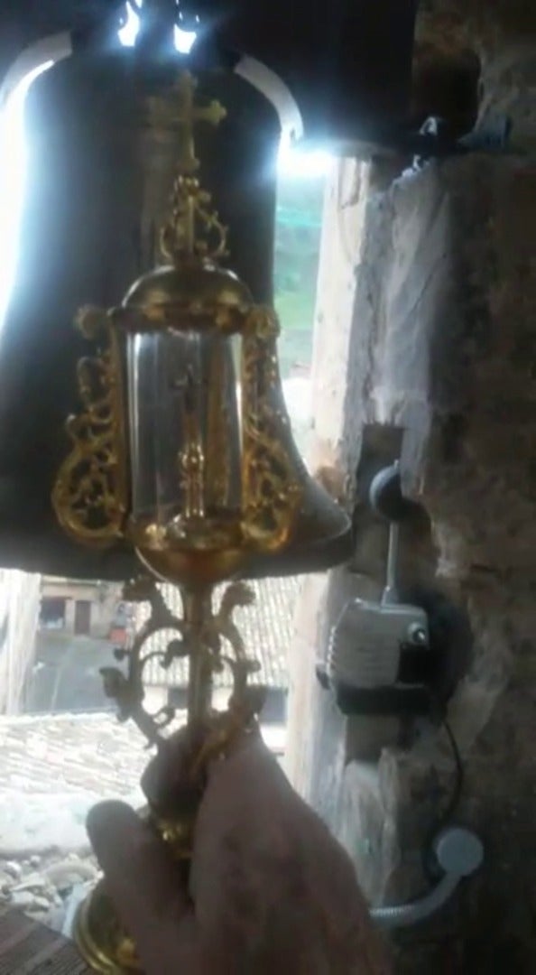 El párroco de Nájera bendice a la ciudad desde el campanario