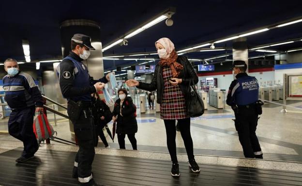 Madrid constata que el reparto de mascarillas solo llega al 20% de estaciones de Metro