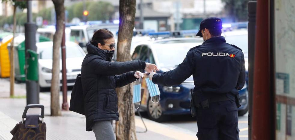 Una vuelta al trabajo «a medio gas» y un reparto de mascarillas «por goteo»