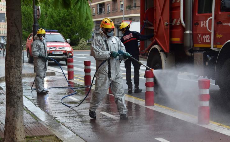 La labor de desinfección de los Bomberos de Logroño