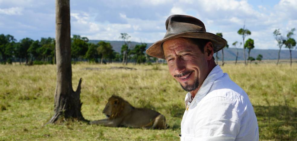 Un naturalista español logra que los leones le consideren uno de los suyos