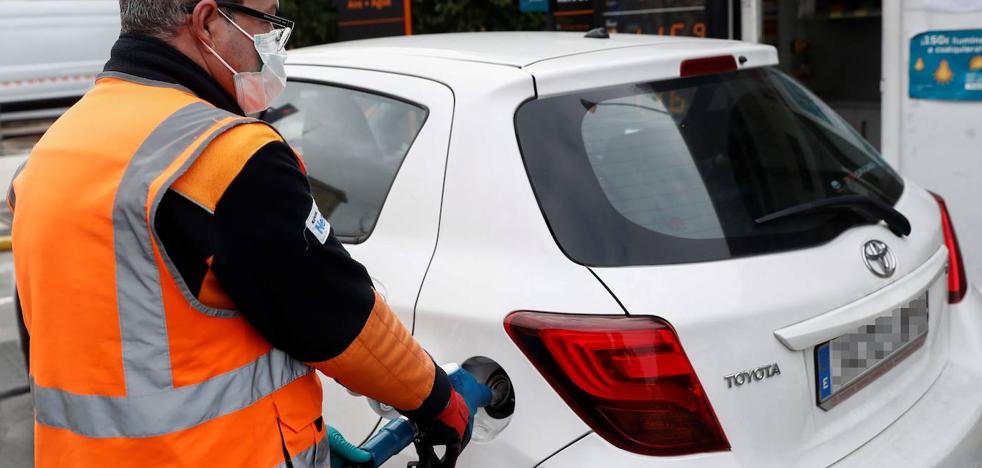 El diésel vale menos de un euro en un tercio de las gasolineras con los coches confinados