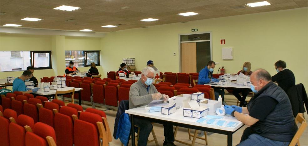 Nájera comienza a repartir mascarillas por los domicilios