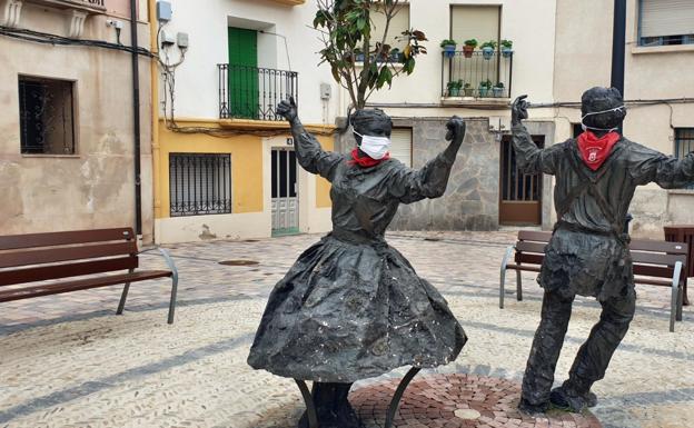 Hasta las estatuas llevan mascarilla en Albelda