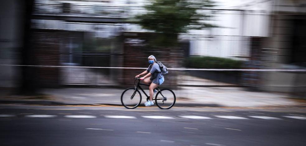 El Gobierno propone a los municipios dejar el carril derecho en las avenidas para la bicicleta