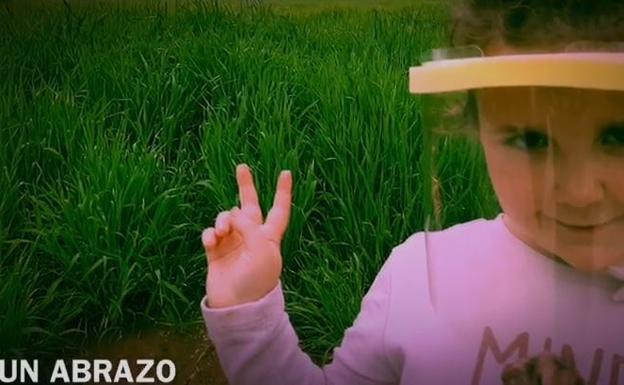 Los niños de Baños de Río Tobía agradecen las pantallas al Gobierno