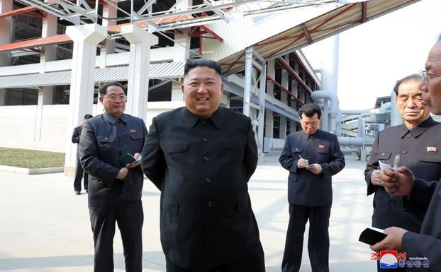 Kim Jong-un reaparece en los medios tras los rumores sobre su estado de salud