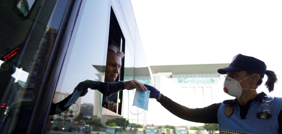 El Gobierno obliga a llevar mascarillas en transporte público a partir del lunes