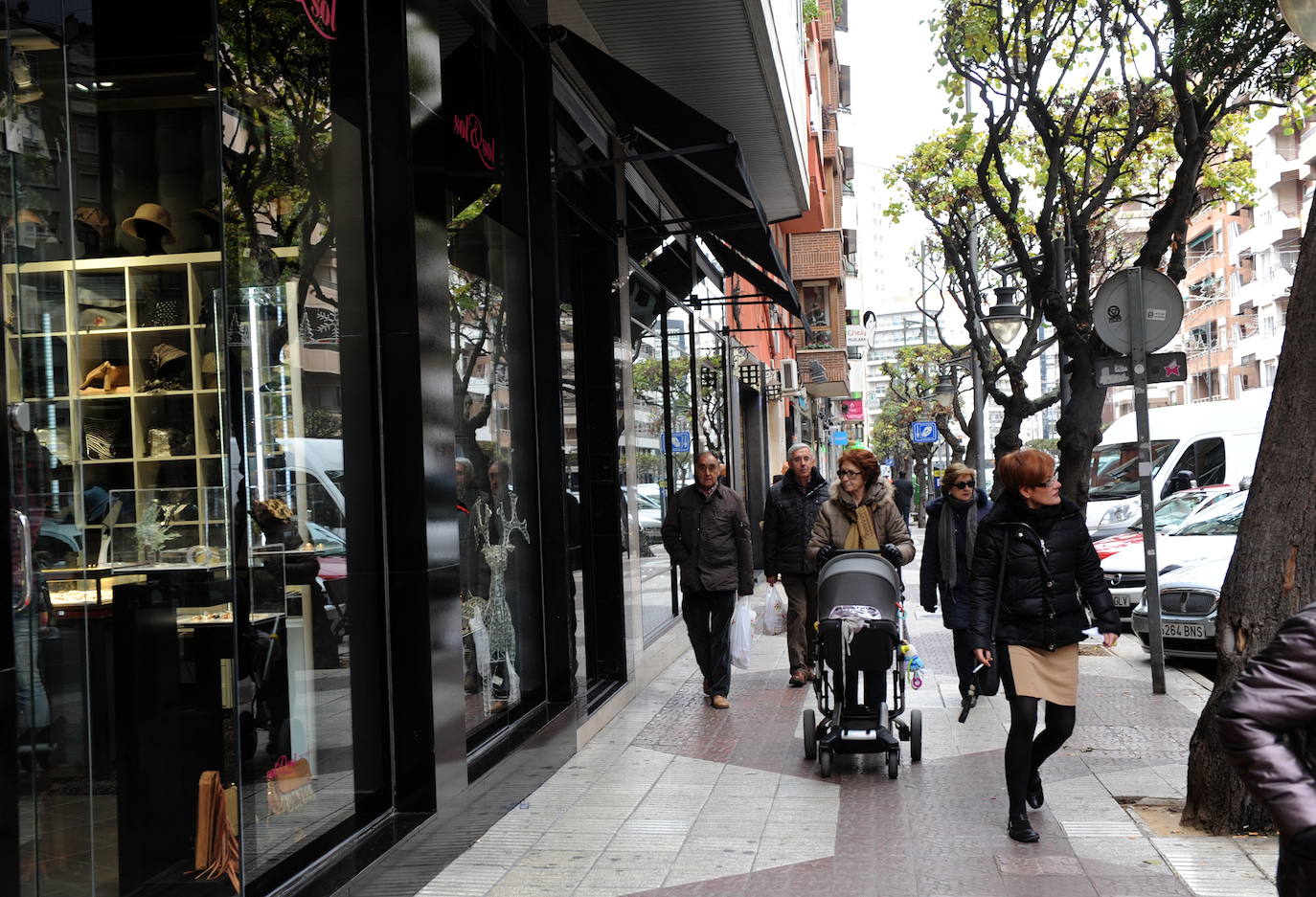 Los negocios con capacidad para dar cita previa reabren este lunes dando prioridad a los mayores