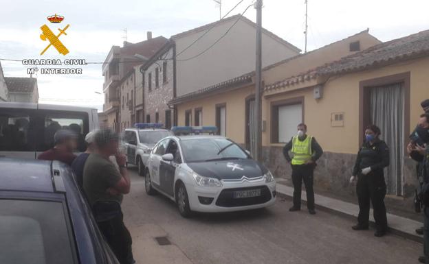 Denunciadas tres personas por saltarse el confinamiento e intentar ocupar una vivienda en Arrúbal