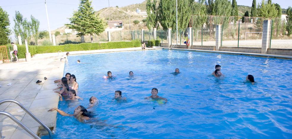 Los baños en las piscinas comunitarias, en el aire