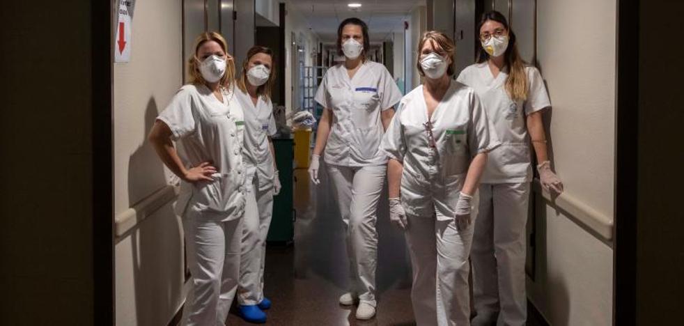 Tres de cada cuatro sanitarios contagiados por la Covid-19 son mujeres