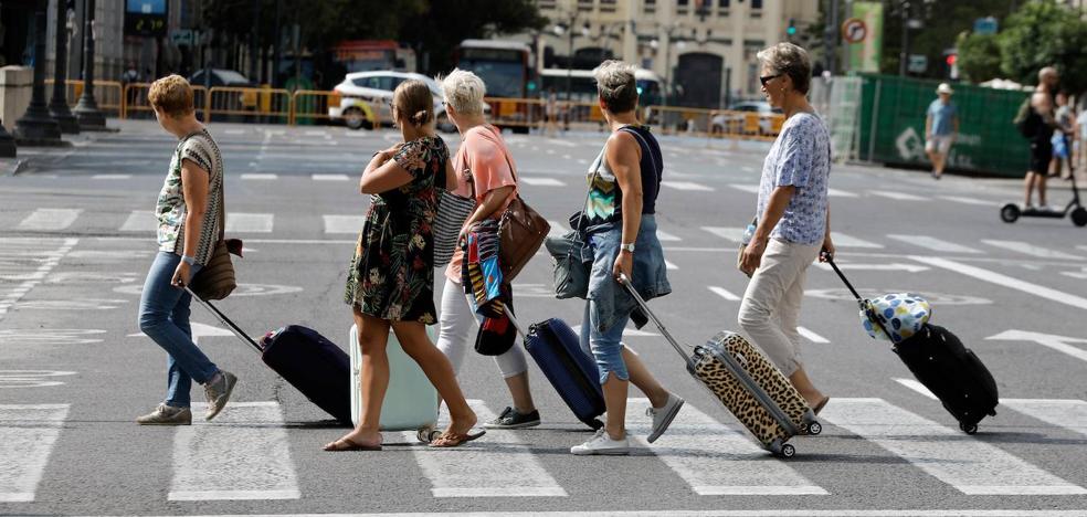 El cierre de fronteras desploma la llegada de turistas extranjeros un 64%