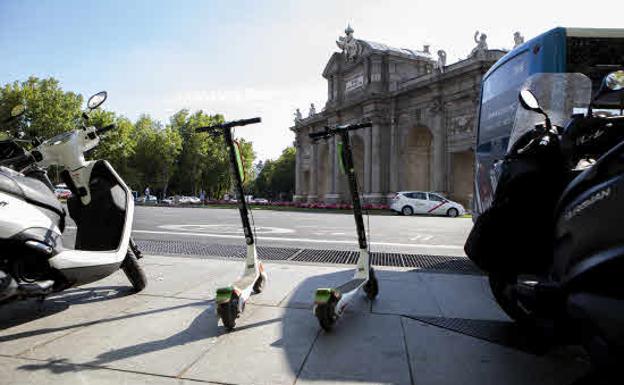 Madrid autoriza la vuelta de los patinetes a las calles y será obligatorio el uso de guantes