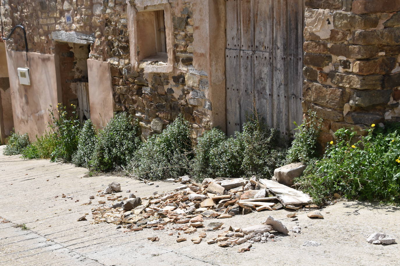 Derrumbes de casas en ruina en Navajún
