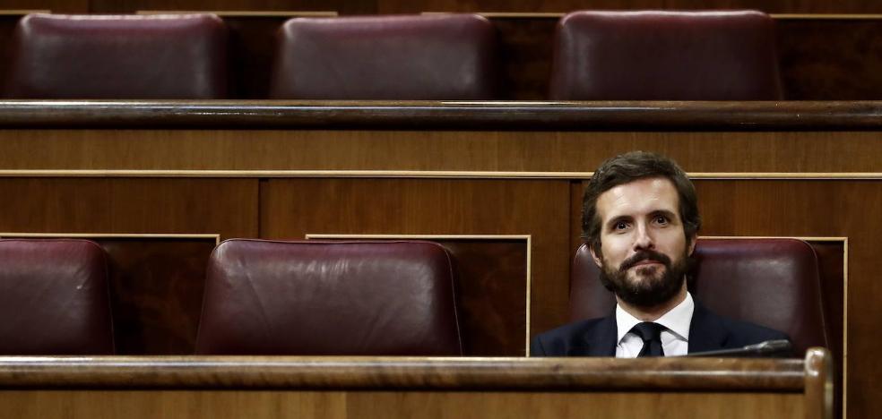 Casado equipara el alojamiento de Ayuso con el de Calvo en una vivienda pública