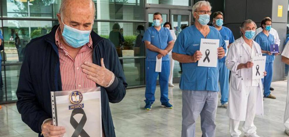 Los médicos homenajean a sus 48 compañeros fallecidos durante la epidemia