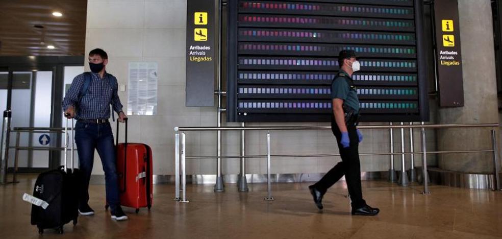 Cómo será viajar en avión: con mascarilla pero sin asientos libres