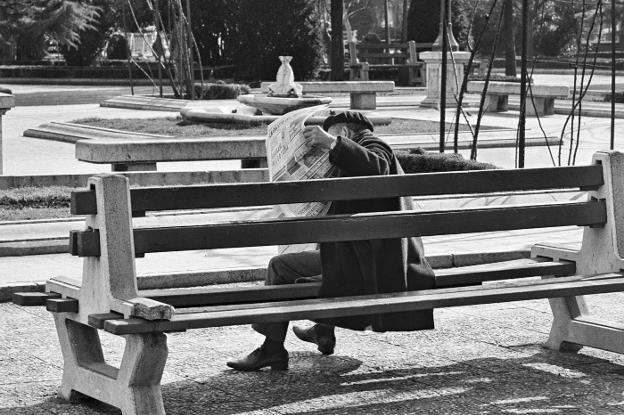 Retrato de lector de periódico en el Espolón de Logroño