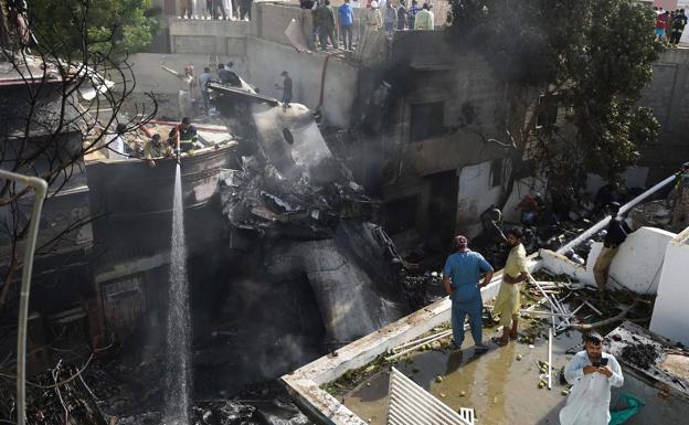 Un avión de pasajeros se estrella en un barrio residencial de Pakistán
