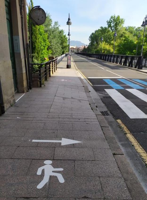 Peatones que indican el sentido de la marcha y líneas de colores en las calles logroñesas
