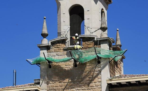 Se colocan redes de protección en la parte alta de los Juzgados de Haro
