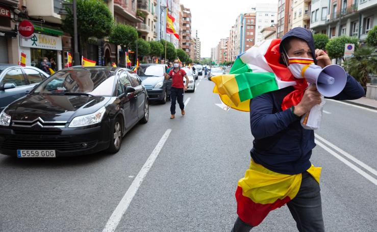 Vox concentra a unos trescientos coches en la protesta por las calles de Logroño