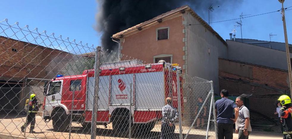 Arden dos tractores y un depósito de gasoil en un corral de Uruñuela