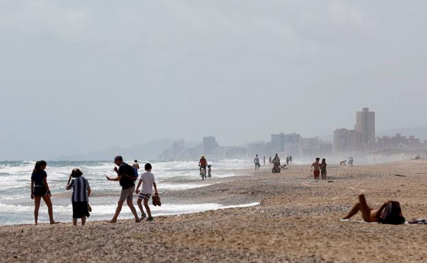 Sanidad fija una distancia de cuatro metros entre sombrillas en la playa