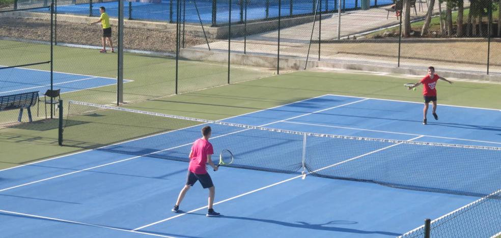 El polideportivo abre para practicar pádel y tenis por parejas y jugar al frontón