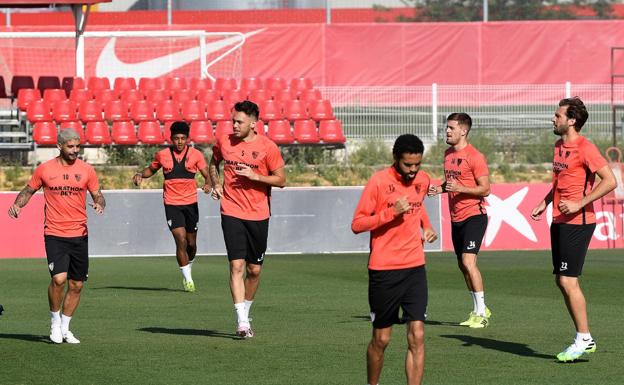 Los futbolistas del Sevilla que se saltaron el protocolo vuelven con el grupo