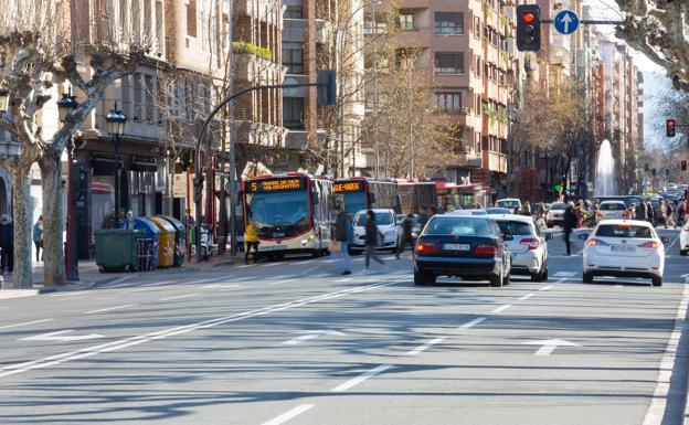 Vara de Rey tendrá carril bus y las bandas de aparcamientos se usarán para ampliar las aceras