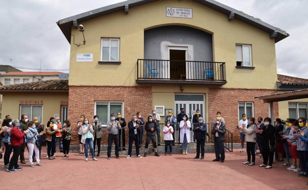 Concentración en Ausejo para protestar por las agresiones a los sanitarios