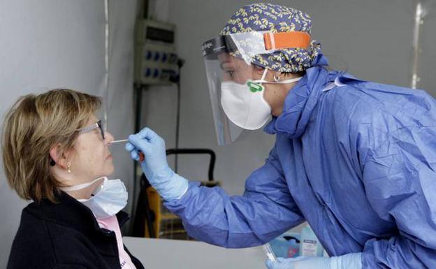 Fallece un infectado del foco del hospital de Bilbao, con otros 25 positivos