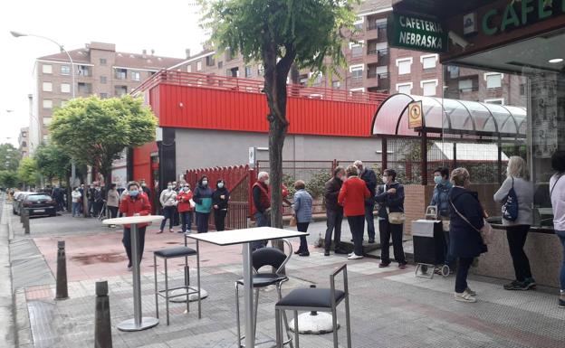 Una cola de impresión para conseguir mascarillas en 7 Infantes