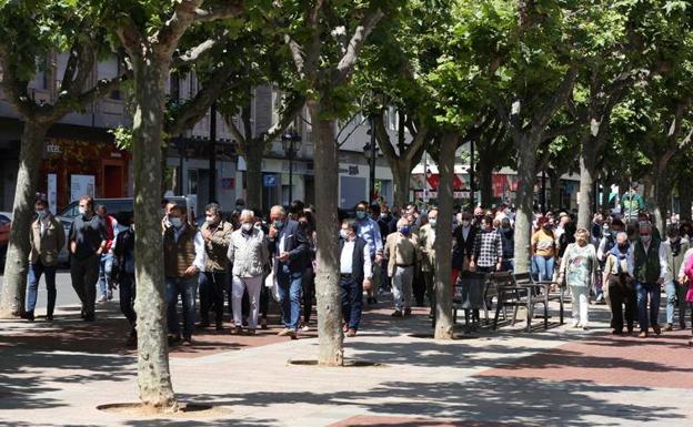 El diestro Diego Urdiales reivindica los toros con un nutrido grupo de aficionados en Logroño