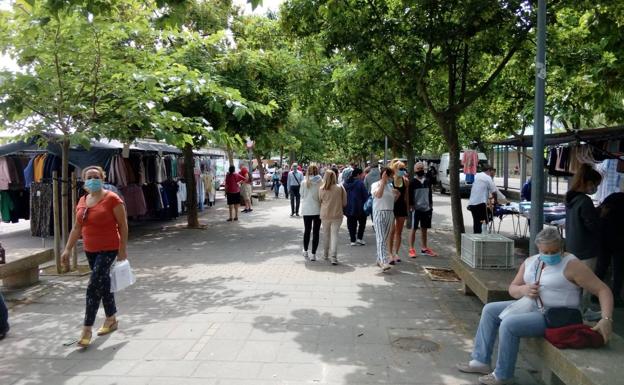 El mercadillo de Las Norias de los domingos reabre con la mitad de sus puestos y con la venta a medio gas