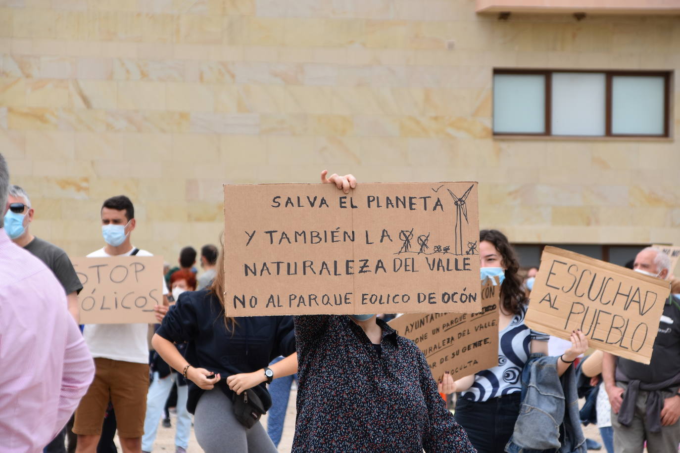 Más de 300 personas se manifiestan contra la construcción de un parque eólico en Aldealobos