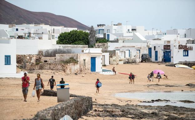 Sanidad quiere test selectivos a los turistas que llegan a Canarias