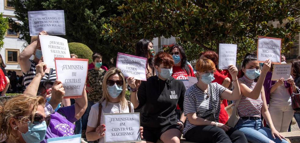 Los «sueños dibujados» de una de las víctimas de Úbeda se exponen durante el minuto de silencio