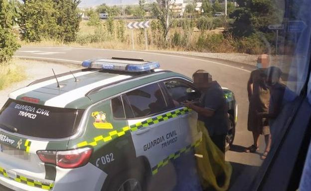 Un autobús Granada-Sevilla pierde dos maletas en la autovía y al pasajero que bajó a buscarlas