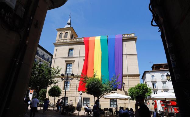 GYLDA invita a colgar banderas y llevar distintivos el 28, Día del Orgullo