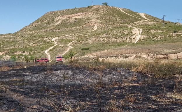 Arde una hectárea de monte bajo y pasto en el monte El Corvo