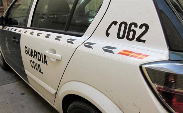 Encuentran el cadáver de un hombre cosido a navajazos en Granada